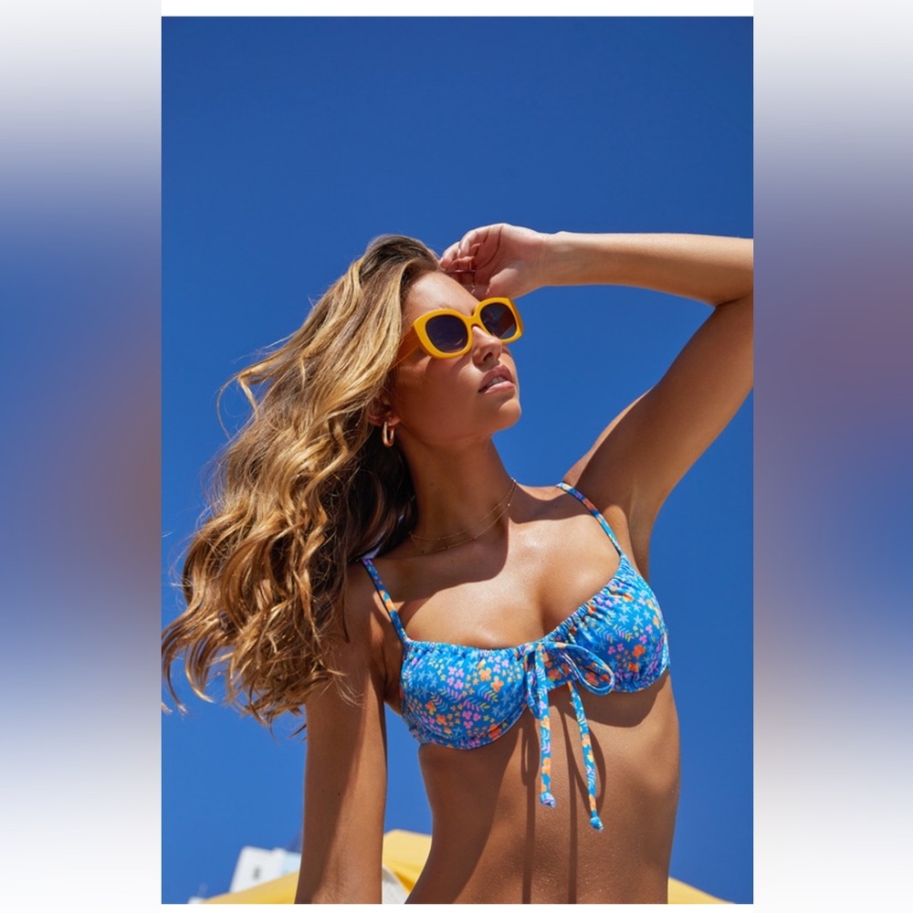 NWT Kulani Kinis. Ruched floral underwire top - bombshell beach blue. Sz S